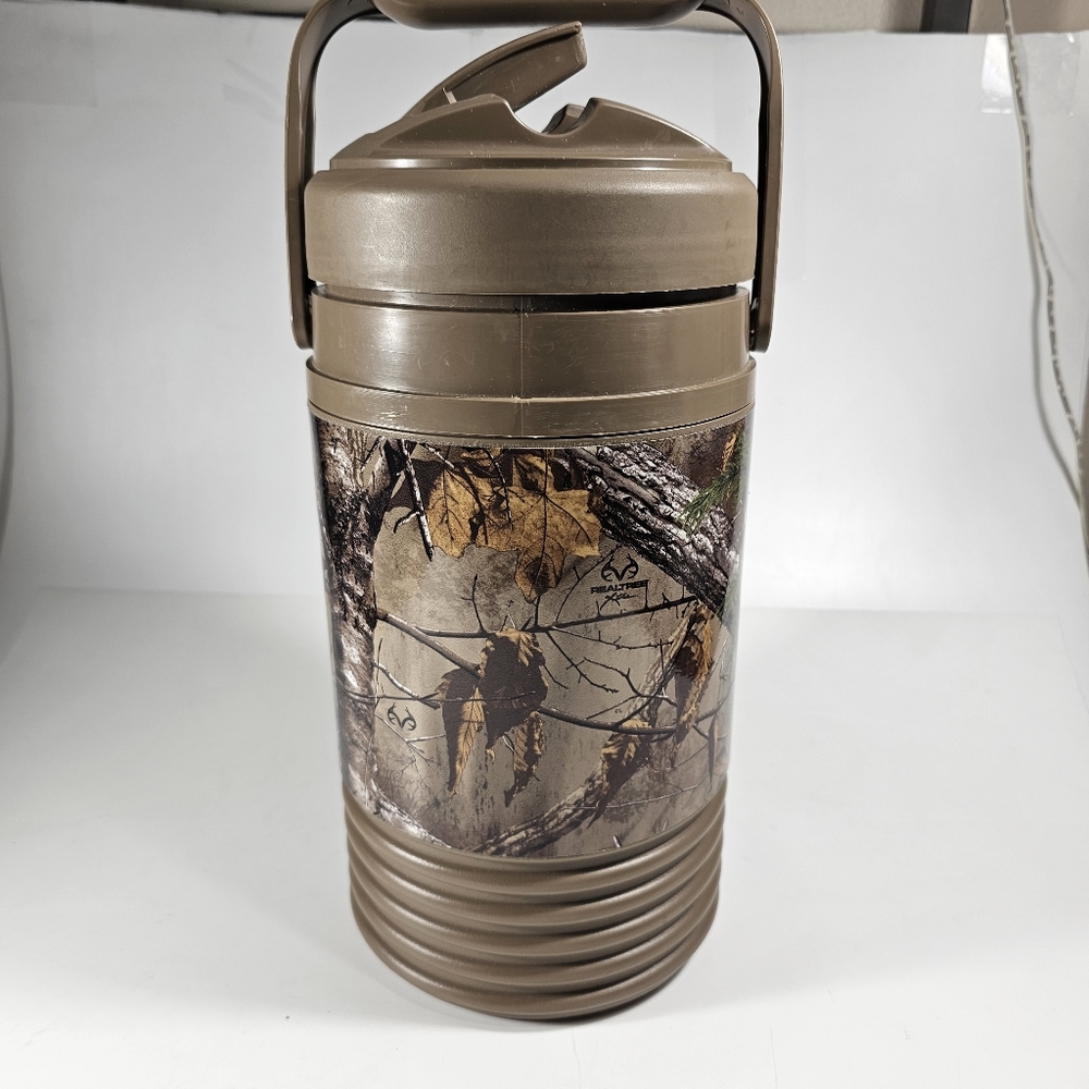Igloo Insulated Half Gallon Drinking Cooler with Spout and Handle Outdoor